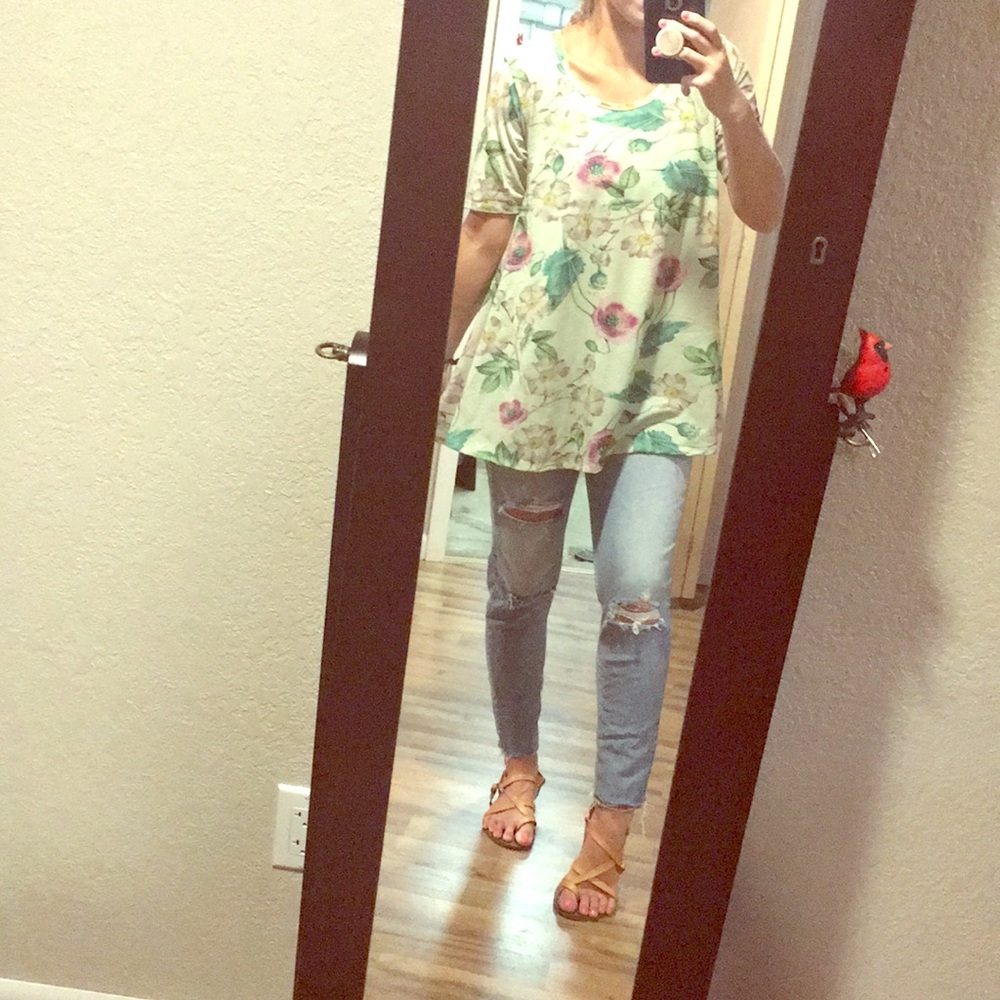 •Lularoe Quarter Sleeve Tee•